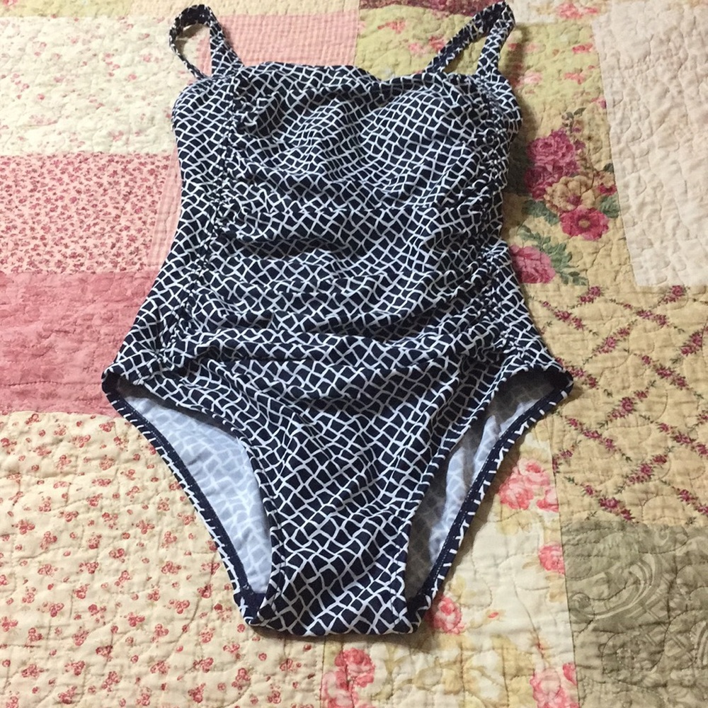 LLBean brand woman’s 6 swimsuit one piece like new🛍